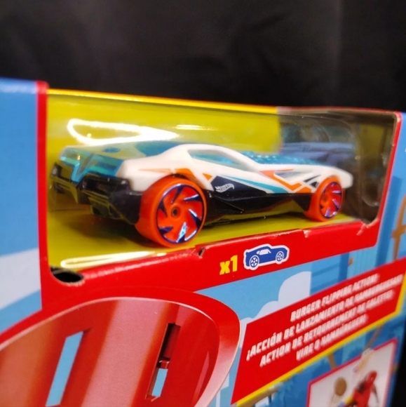 NEW MATTEL HOT WHEELS CITY DINE & DASH STATION 2 PIECE SET 1 VEHICLE FLIP BURGER - Picture 3 of 6